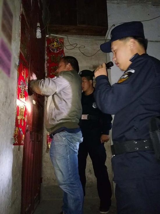 呼伦贝尔粗心妈妈误将幼女锁家中 